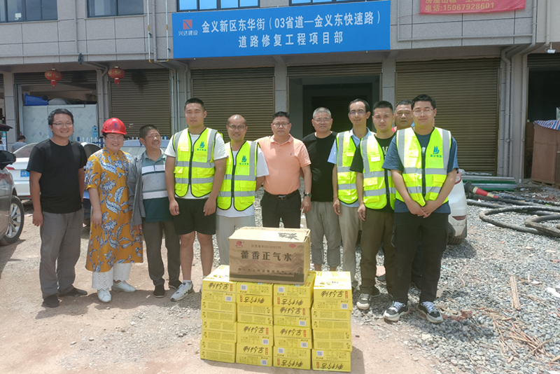 炎炎夏日送清涼，滴滴關(guān)懷沁人心